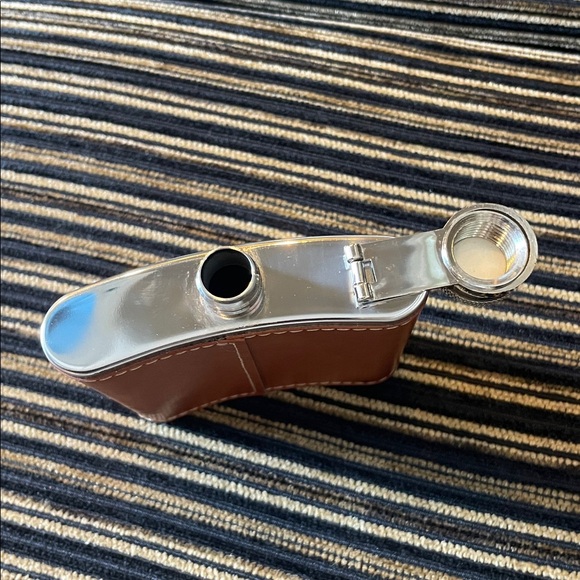 🥃 Brown Leather Hip Flask 🥃 - Picture 5 of 5